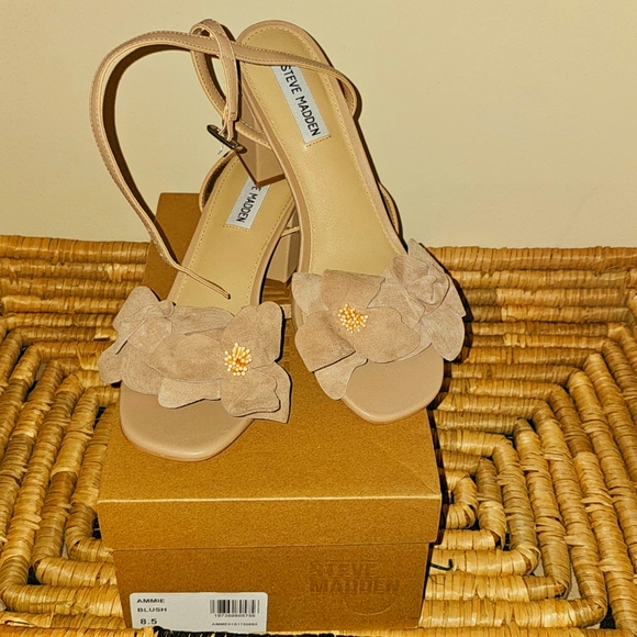 NIB SIZE 8.5 only worn on carpet - Picture 2 of 4